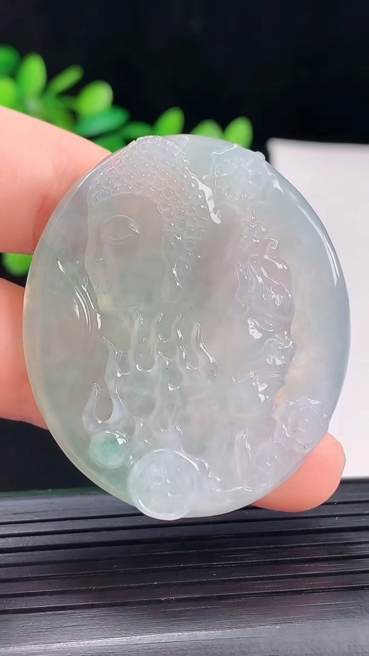 天然A货翡翠飘花一念之间吊坠尺寸47-40.4-5.4重量:24.76g
4月30日