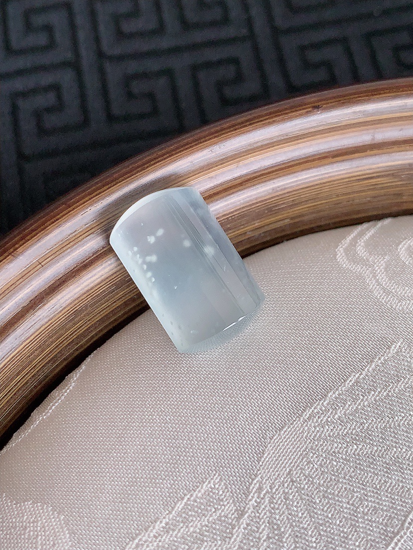 天然A货翡翠白冰白月光马鞍镶嵌件 
尺寸17-13-5mm 重量2.58g 0429