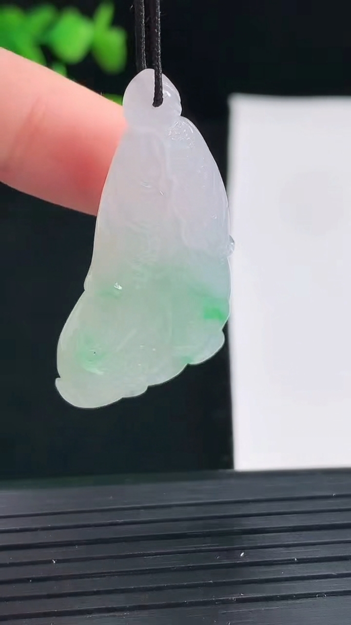 天然A货翡翠白菜吊坠尺寸39.4-21-5.6重量:8.44g
4月30日