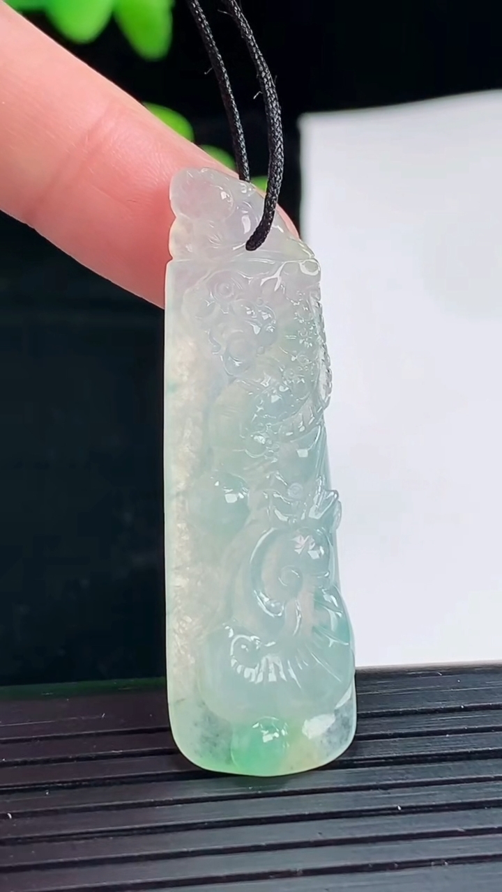 天然A货翡翠龙柱吊坠尺寸46.7-13.2-4.4重量:6.55g
4月30日