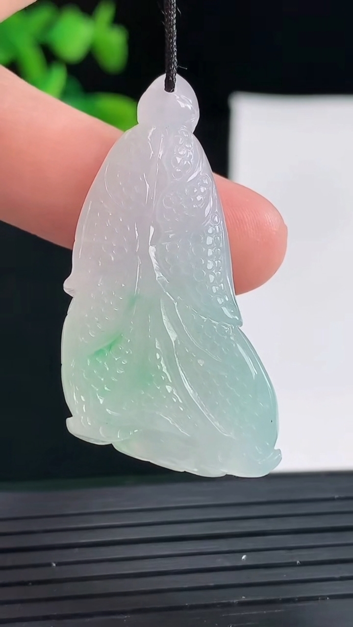 天然A货翡翠白菜吊坠尺寸39.4-21-5.6重量:8.44g
4月30日