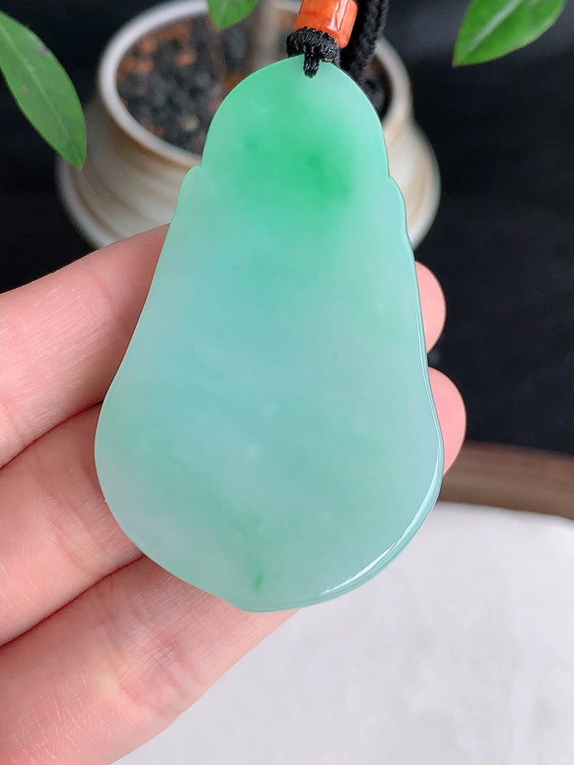 天然A货翡翠飘绿大日如来吊坠  
尺寸56-33.5-8.5mm 重量37.46g 0429