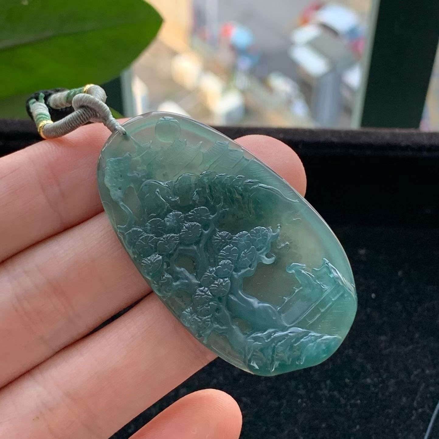 A货天然翡翠冰种蓝水山水牌吊坠重量17.87
4月30日