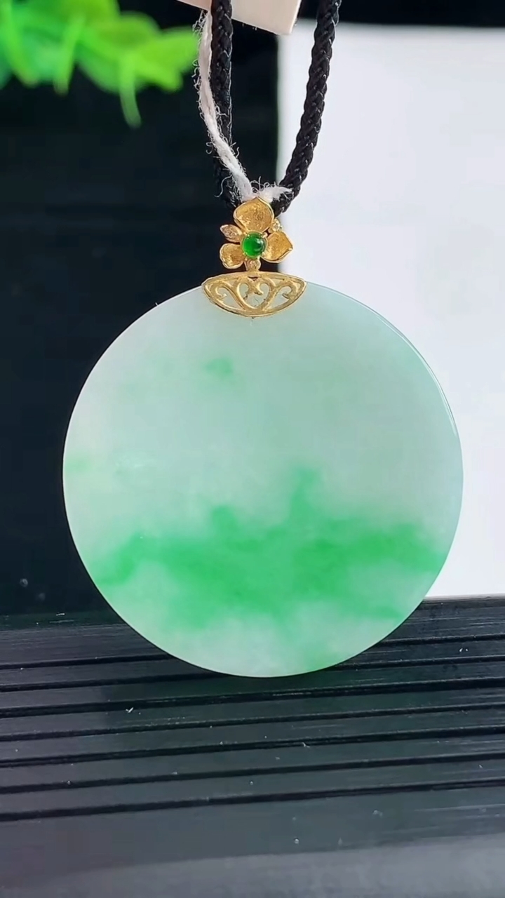 天然A货翡翠无事牌吊坠尺寸36.8-30.9-3.3重量:9.57g
4月30日