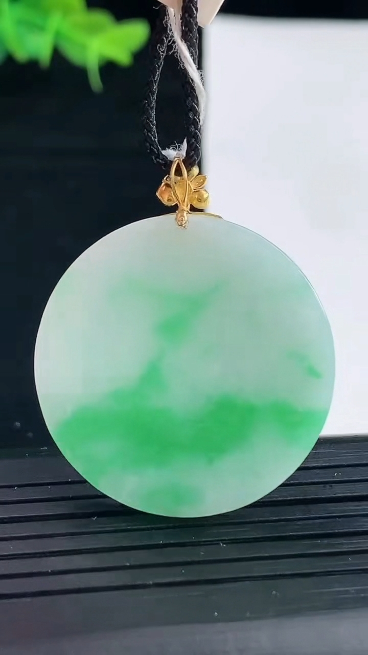 天然A货翡翠无事牌吊坠尺寸36.8-30.9-3.3重量:9.57g
4月30日