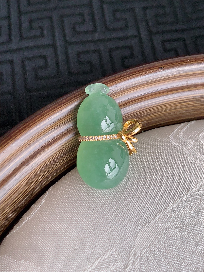 天然A货翡翠18K金镶嵌晴绿葫芦吊坠 
尺寸22.2-10.3-7.2mm 重量3.60g 0429