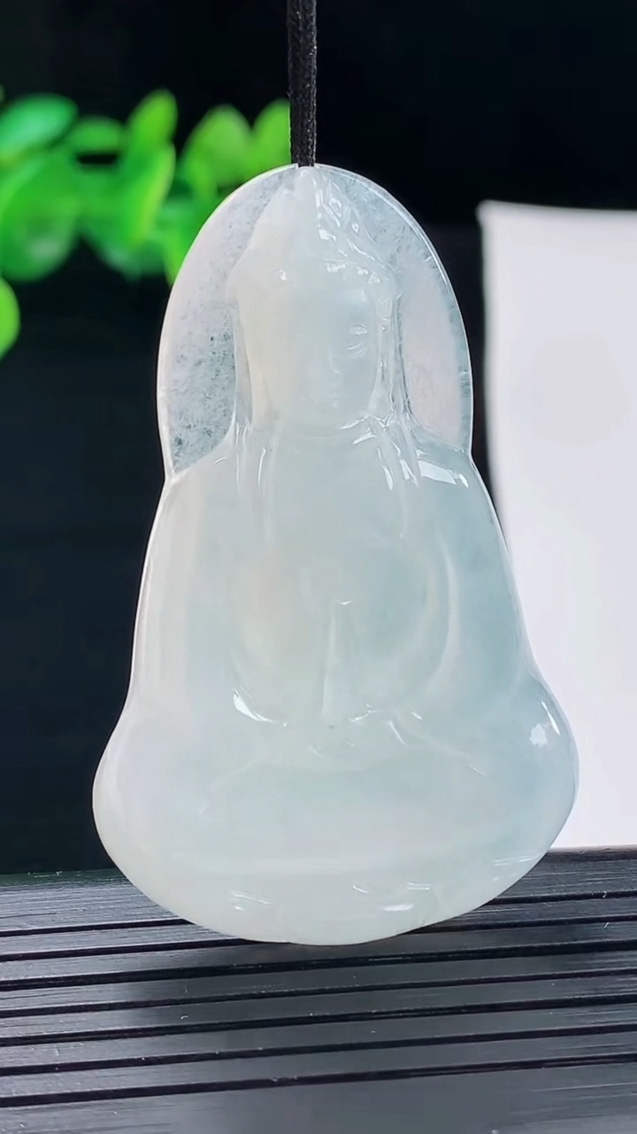 天然A货翡翠素衣观音菩萨吊坠尺寸53.7-34-5.5重量:17.33g
4月30日