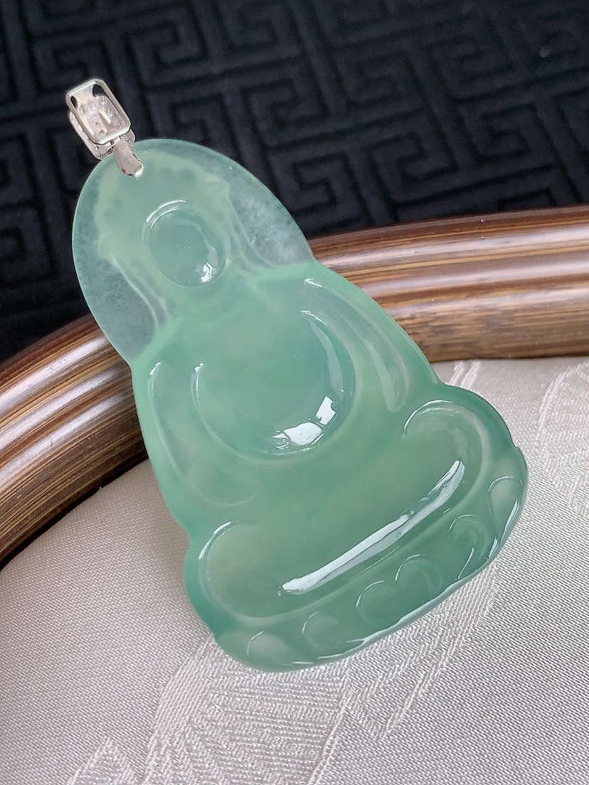 天然A货翡翠18K金镶嵌晴水素衣观音吊坠 
尺寸57.7-50.3-31.7-5.5mm 重量17.46g 0429