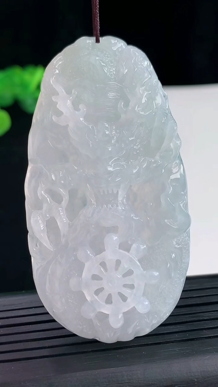 天然A货翡翠龙牌吊坠尺寸71.2-38.1-8.5重量:44.89g
4月30日