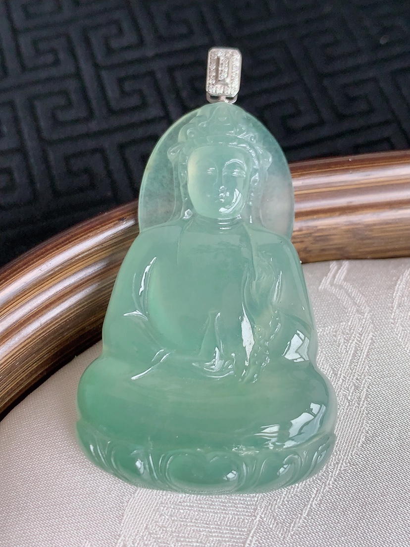 天然A货翡翠18K金镶嵌晴水素衣观音吊坠 
尺寸57.7-50.3-31.7-5.5mm 重量17.46g 0429