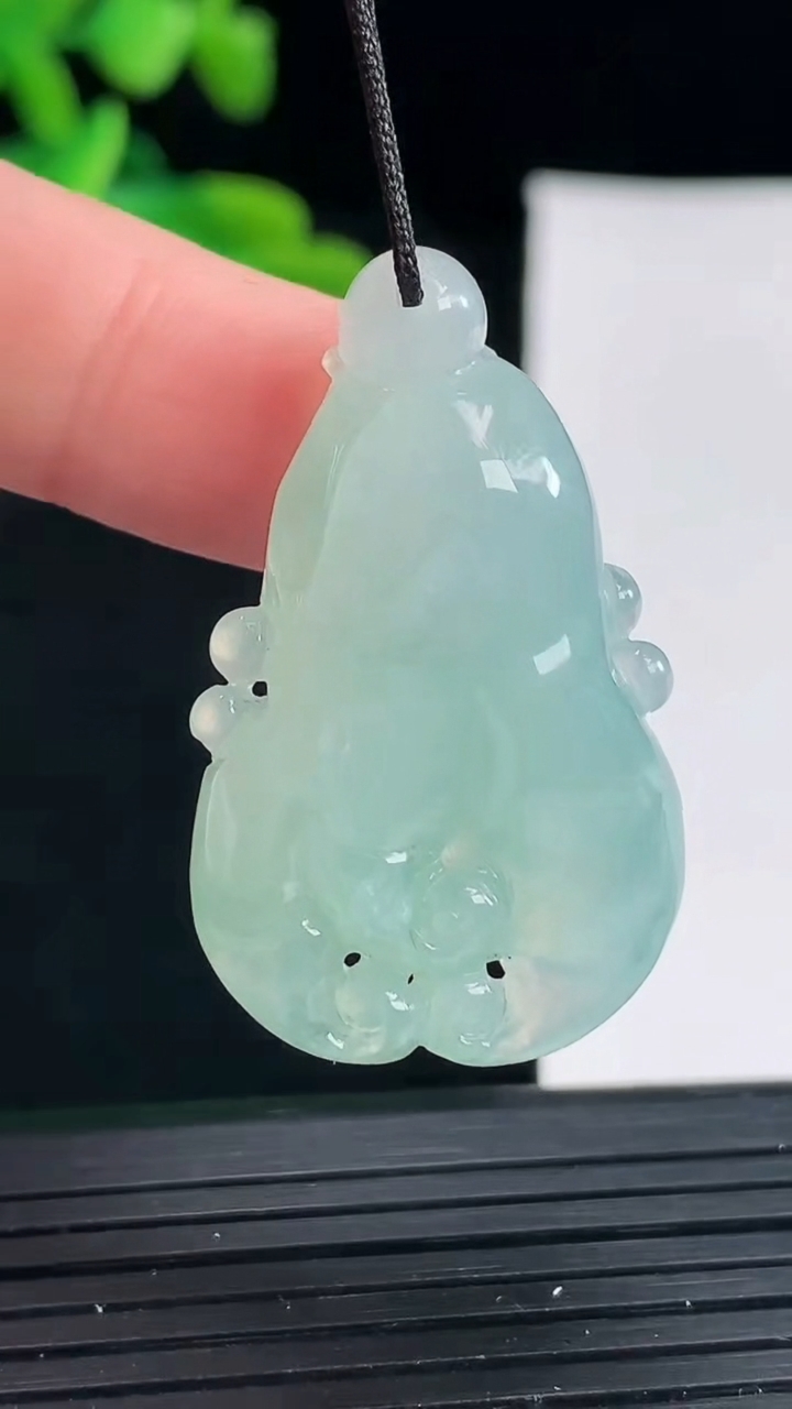 天然A货翡翠佛手瓜吊坠尺寸35.5-21.6-9.7重量:10.74g
4月30日