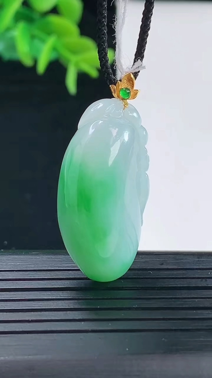 天然A货翡翠福瓜吊坠尺寸36.5-15.8-10.7重量:9.91g
4月30日