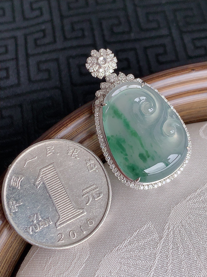 天然A货翡翠18K金伴钻镶嵌飘花如意吊坠 
尺寸35.5-20.5-9.2裸石23-17.5mm 重量6.49g 0429