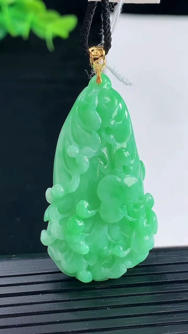 天然A货翡翠白菜吊坠尺寸42.2-23.3-10.2重量:14.29g
4月30日