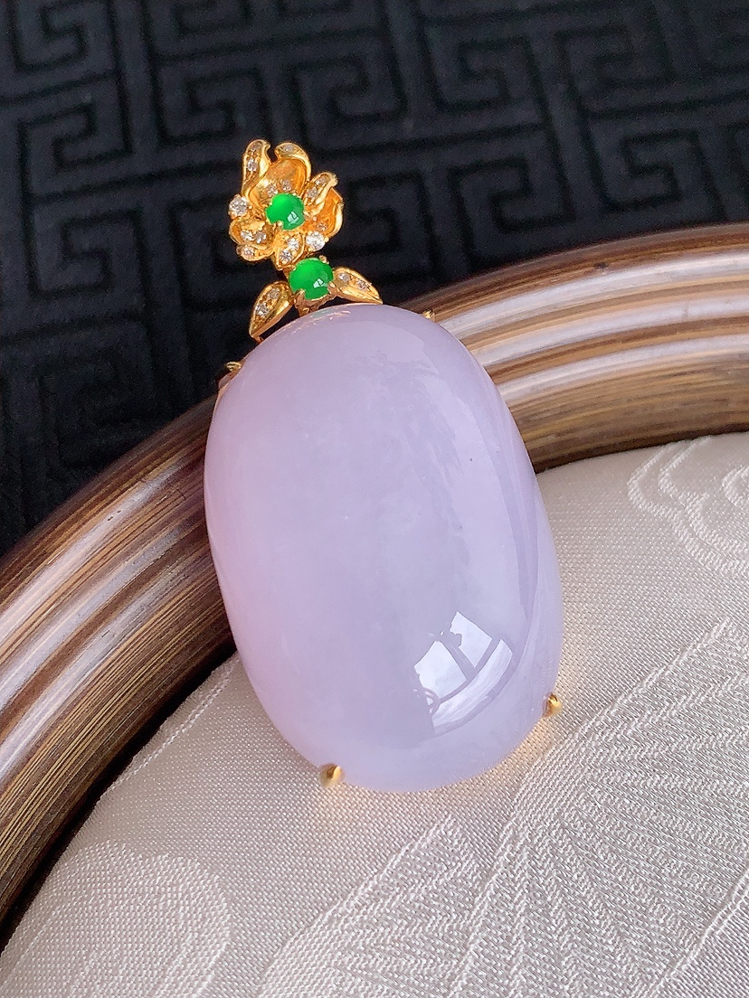 天然A货翡翠18K金伴钻镶嵌紫罗兰蛋面吊坠  
尺寸43-31-21-12.3mm 重量20.10g 0429