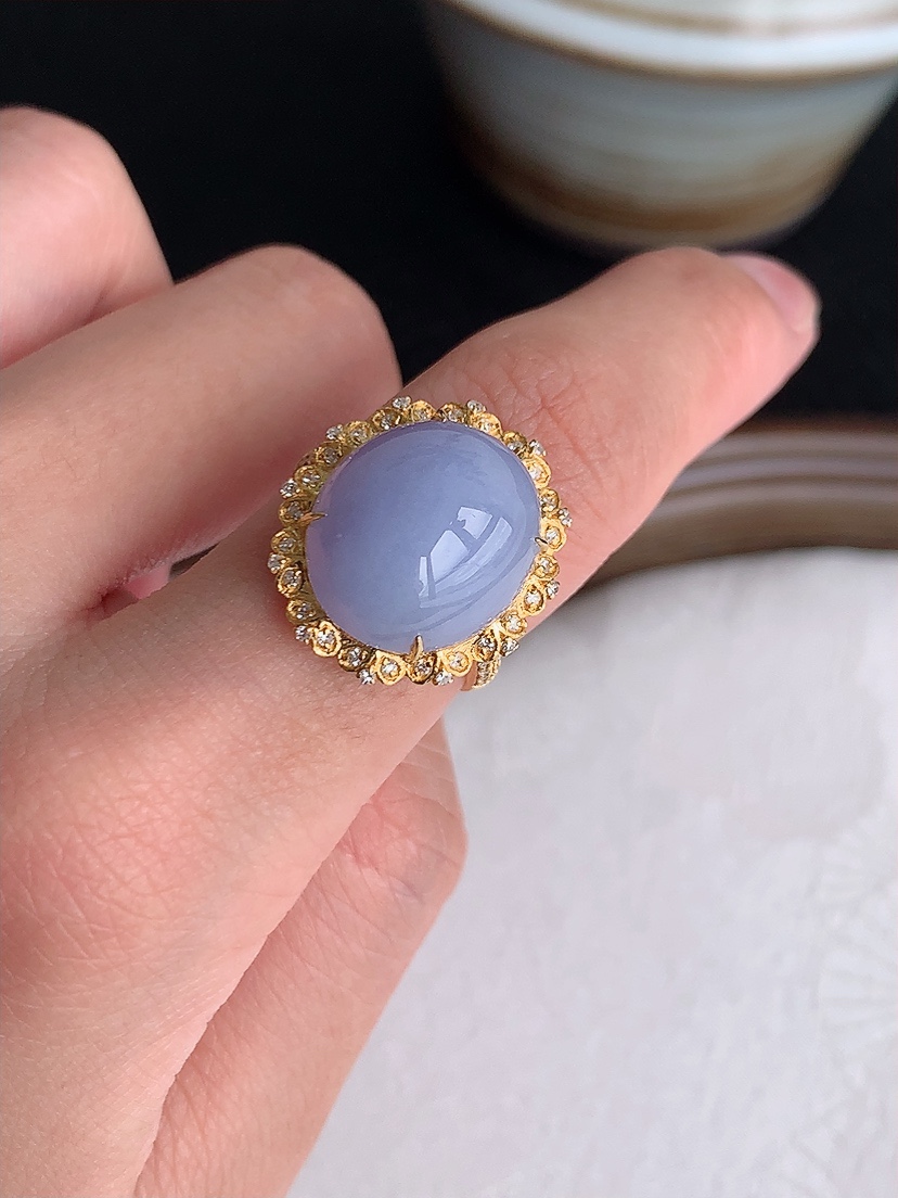 天然A货翡翠18K金伴钻镶嵌紫罗兰蛋面戒指 圈口17裸石
尺寸14.8-12.6mm 重量5.18g 0429