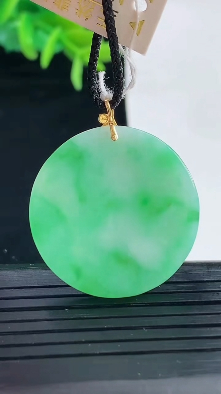 天然A货翡翠无事牌吊坠尺寸32.7-27.9-2.5重量:6.00g
4月30日