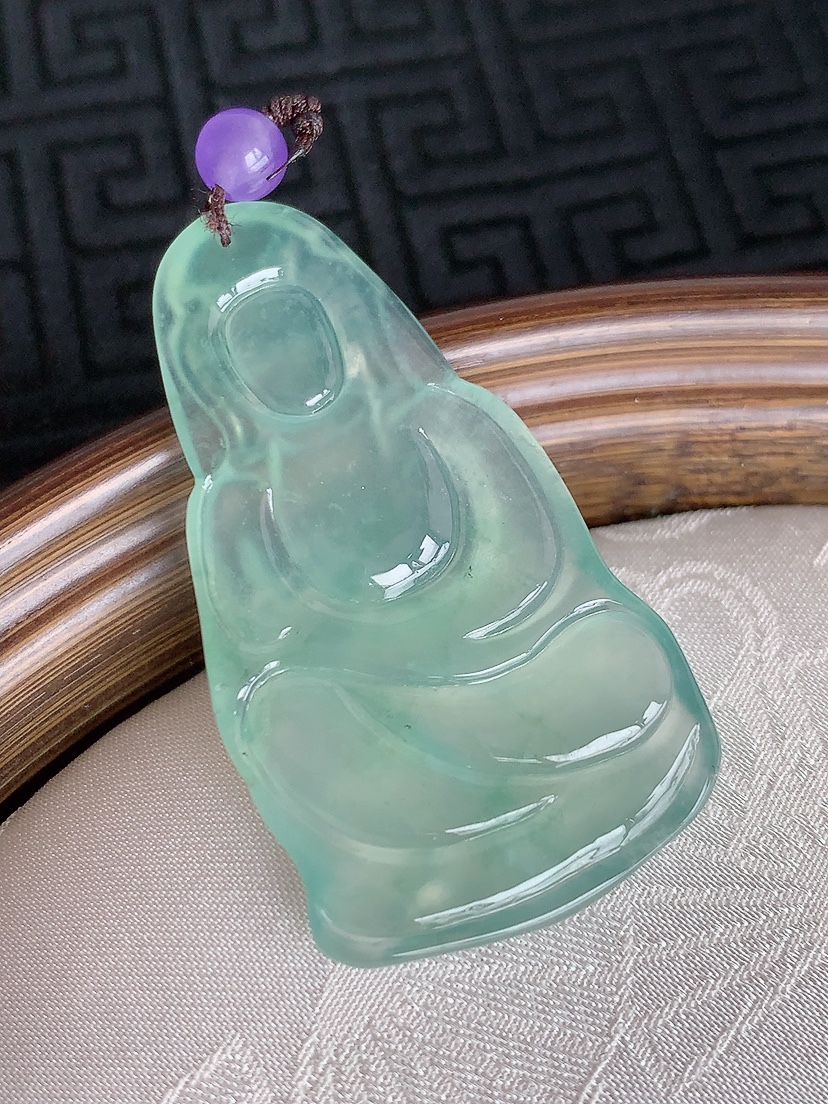 天然A货翡翠晴水大势至菩萨吊坠 
尺寸44.6-24.5-4mm 重量9.70g 0429