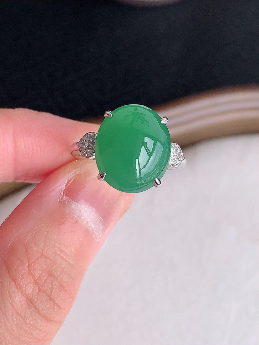天然A货翡翠18K金伴钻镶嵌满绿蛋面戒指 圈口17裸石
尺寸13-10mm 重量2.88g 0429