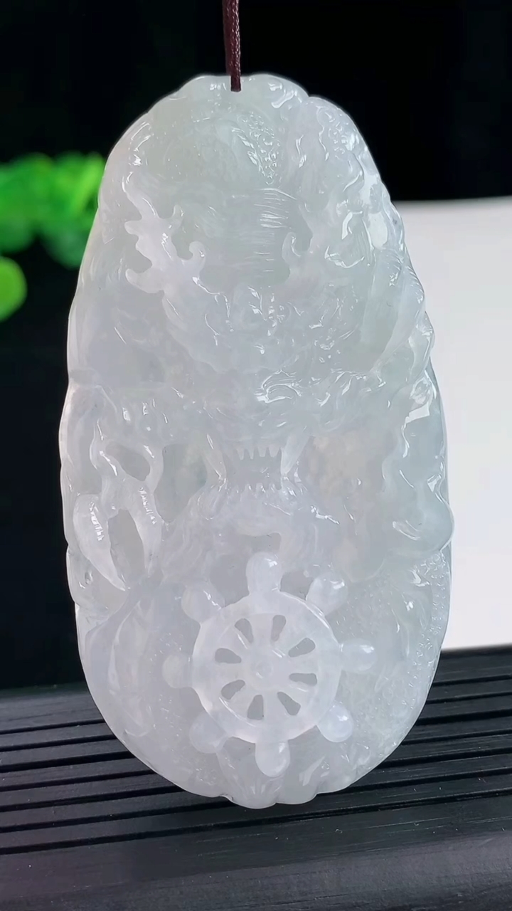 天然A货翡翠龙牌吊坠尺寸71.2-38.1-8.5重量:44.89g
4月30日