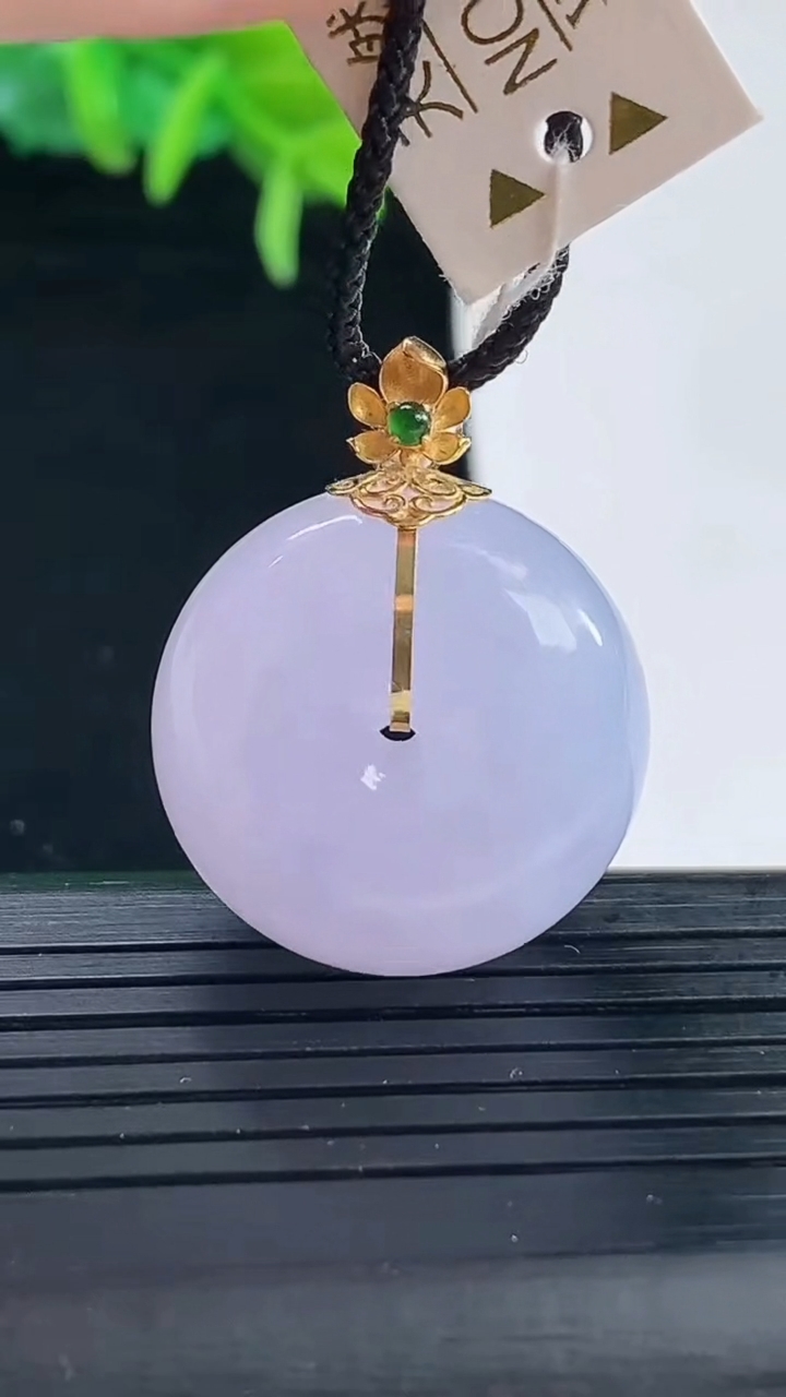 天然A货翡翠18K金紫罗兰路路通吊坠尺寸28.1-21.7-12.6重量:13.21g
4月30日