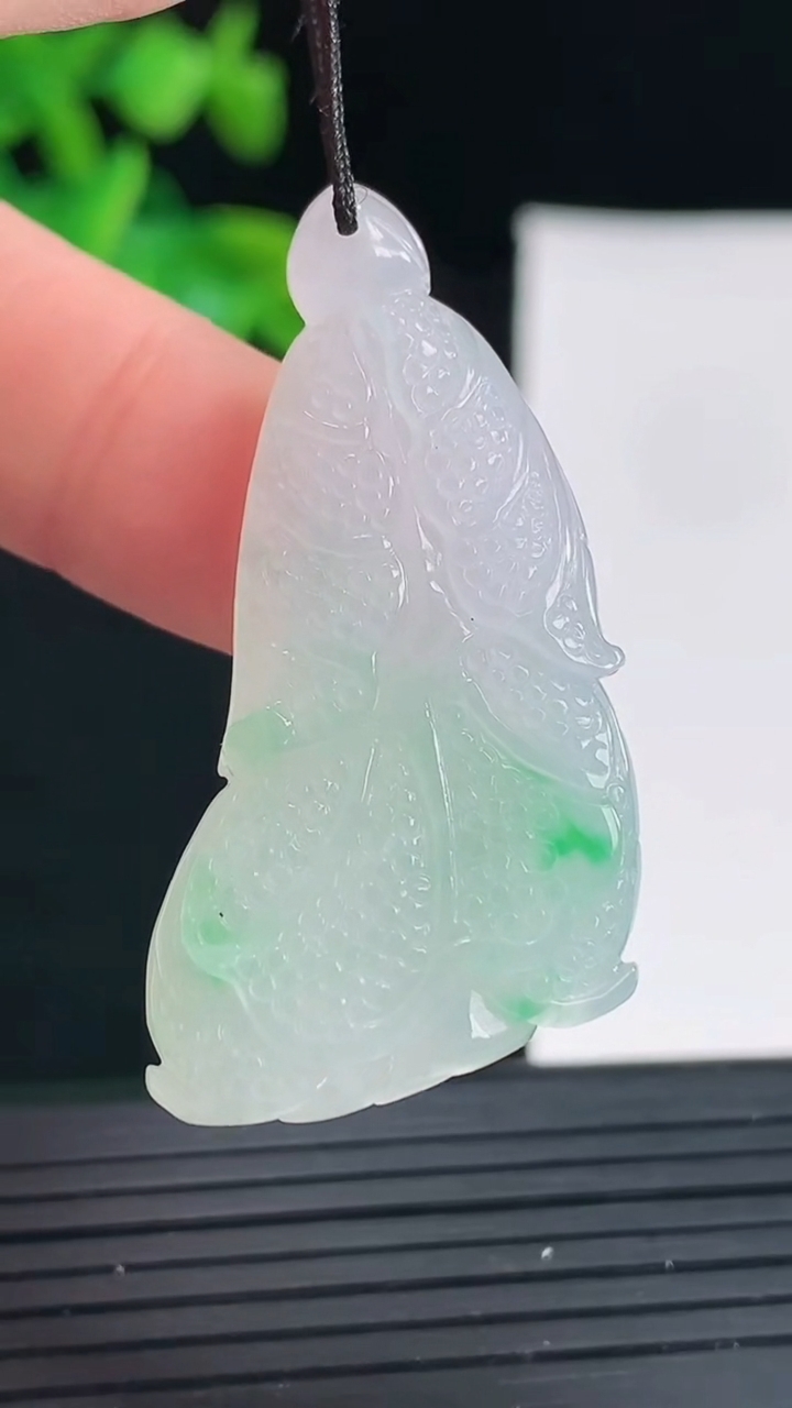 天然A货翡翠白菜吊坠尺寸39.4-21-5.6重量:8.44g
4月30日