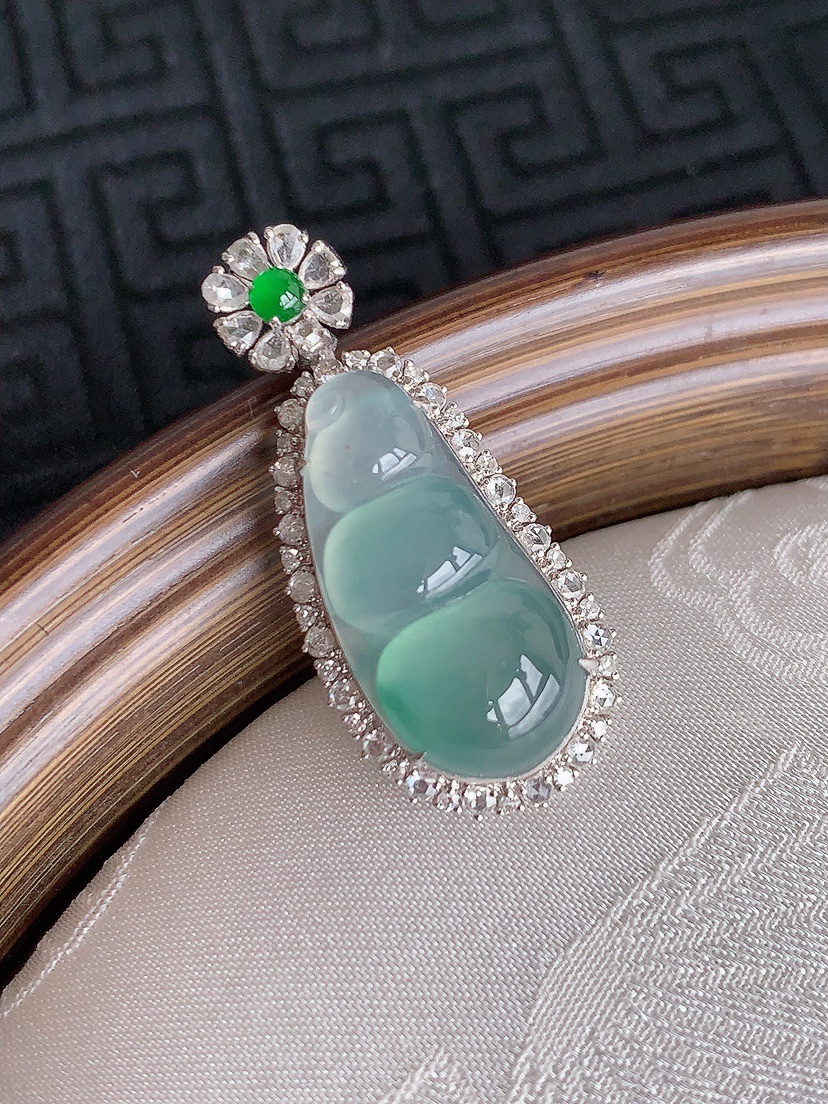 天然A货翡翠18K金伴钻镶嵌飘花四季豆福豆平安豆吊坠 
尺寸31.3-13.5-9.6裸石20.3-9.8mm 重量4.24g 0429