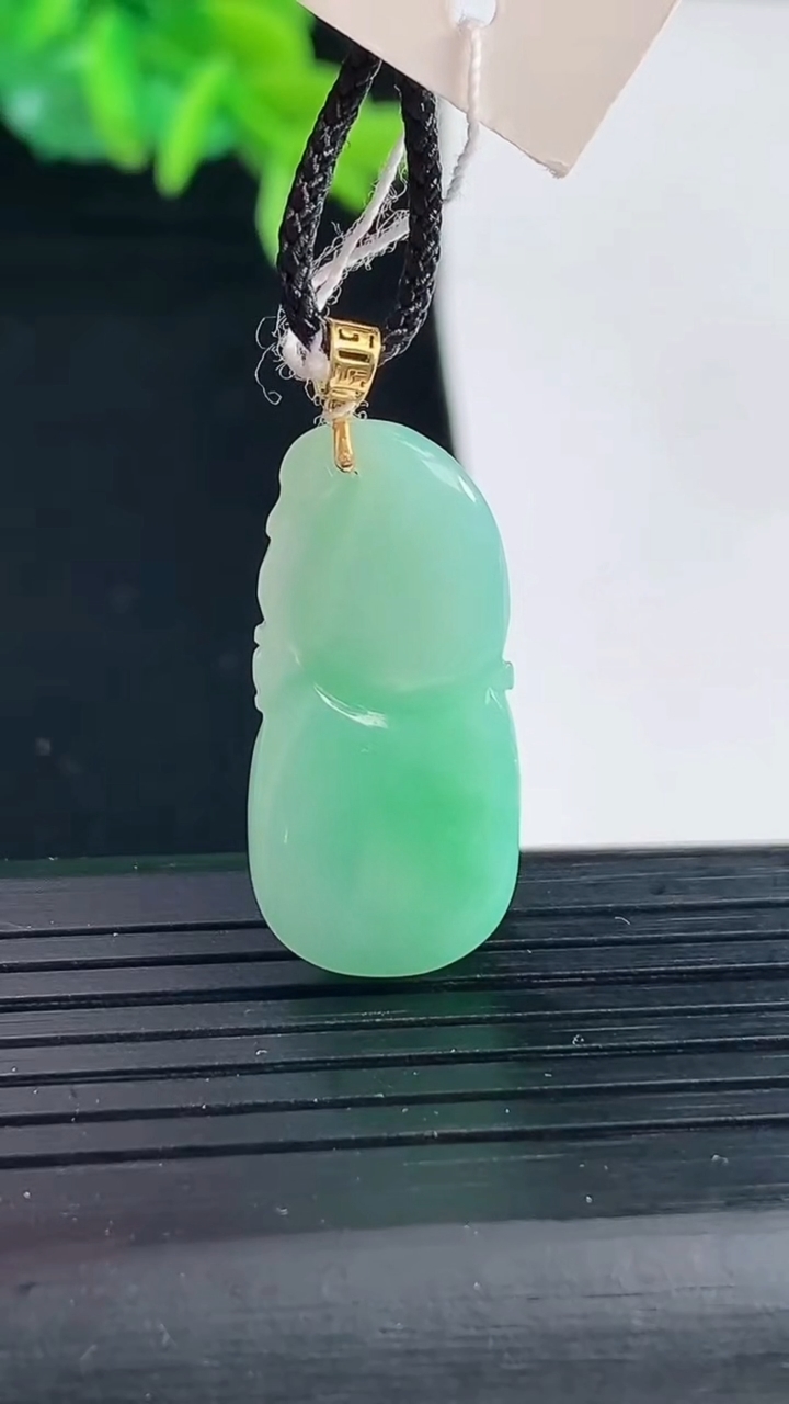天然A货翡翠葫芦吊坠尺寸25.1-12.2-6.6重量:4.04g
4月30日