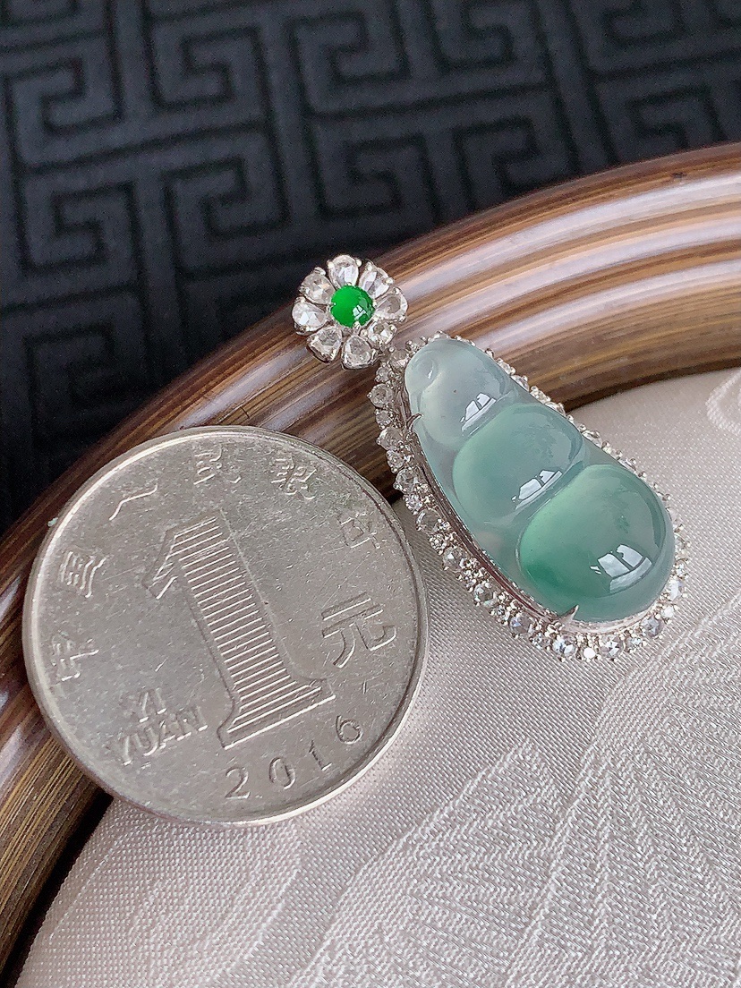 天然A货翡翠18K金伴钻镶嵌飘花四季豆福豆平安豆吊坠 
尺寸31.3-13.5-9.6裸石20.3-