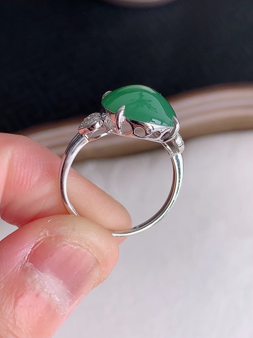 天然A货翡翠18K金伴钻镶嵌满绿蛋面戒指 圈口17裸石
尺寸13-10mm 重量2.88g 0429