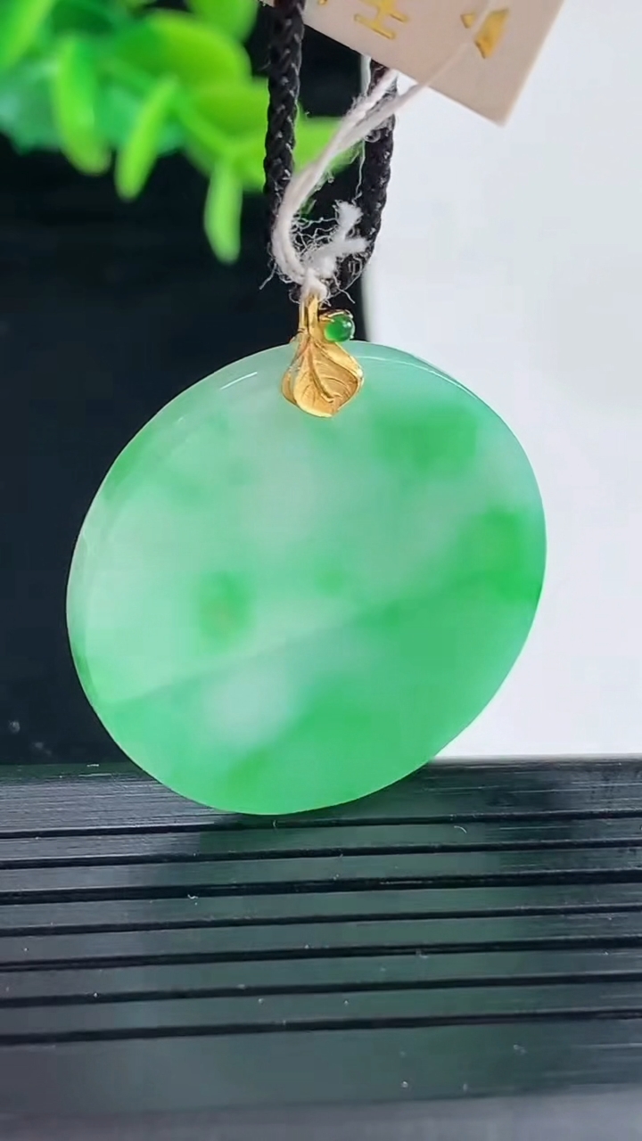 天然A货翡翠无事牌吊坠尺寸32.7-27.9-2.5重量:6.00g
4月30日