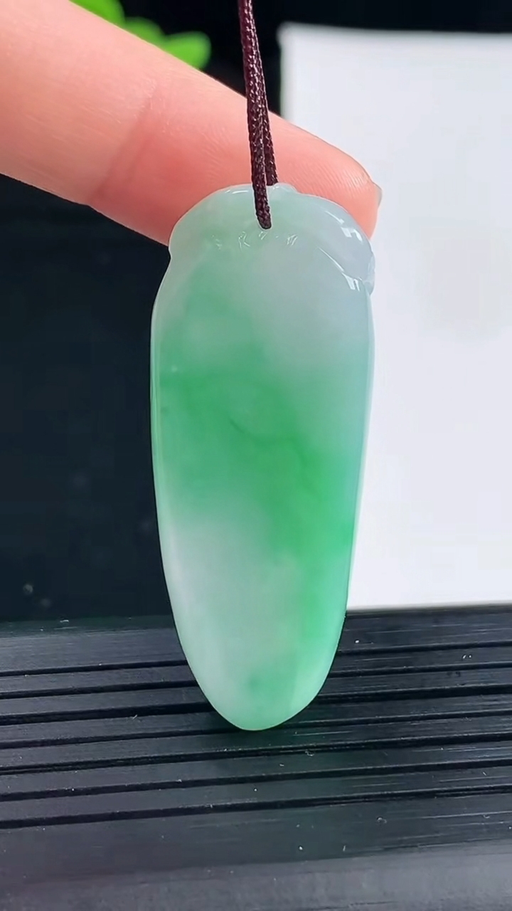 天然A货翡翠福瓜吊坠尺寸40-15.7-9.2重量:13.55g
4月30日