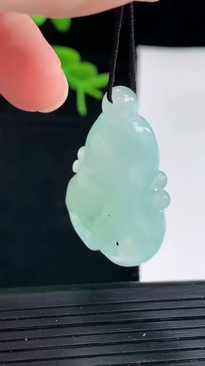 天然A货翡翠佛手瓜吊坠尺寸35.5-21.6-9.7重量:10.74g
4月30日