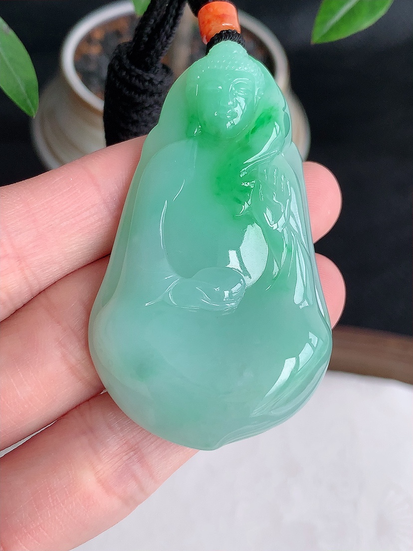 天然A货翡翠飘绿大日如来吊坠  
尺寸56-33.5-8.5mm 重量37.46g 0429