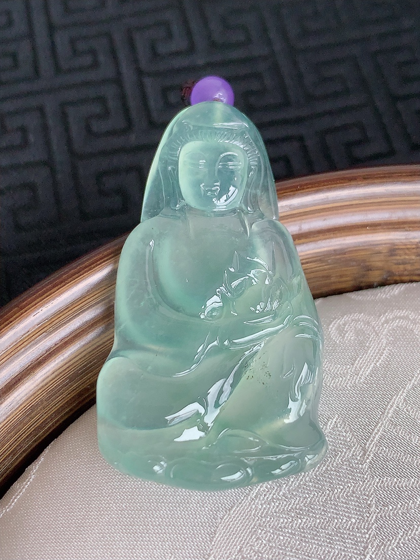 天然A货翡翠晴水大势至菩萨吊坠 
尺寸44.6-24.5-4mm 重量9.70g 0429