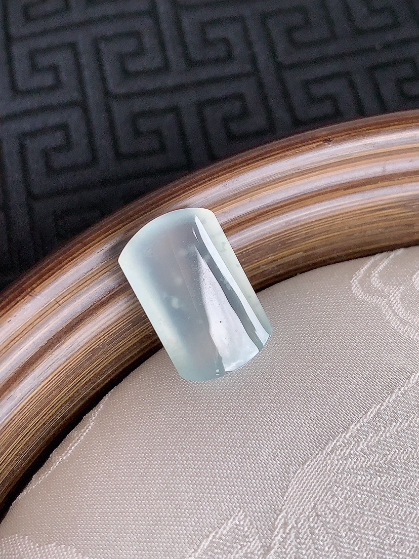 天然A货翡翠白冰白月光马鞍镶嵌件 
尺寸17-13-5mm 重量2.58g 0429