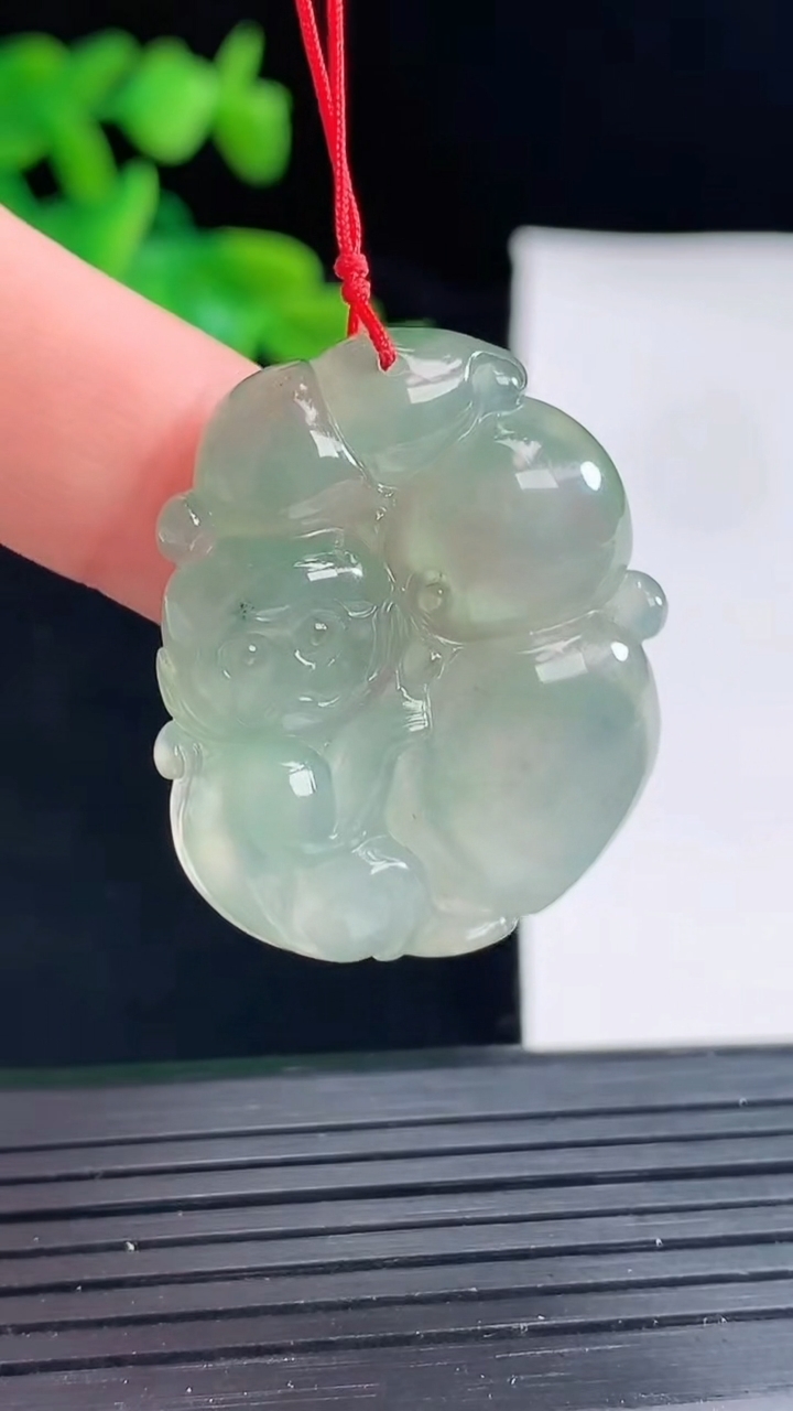 天然A货翡翠生肖猴吊坠尺寸29.7-23.7-5.3重量:7.87g
4月30日