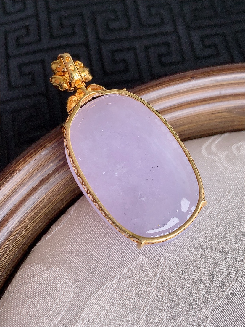 天然A货翡翠18K金伴钻镶嵌紫罗兰蛋面吊坠  
尺寸43-31-21-12.3mm 重量20.10g 0429