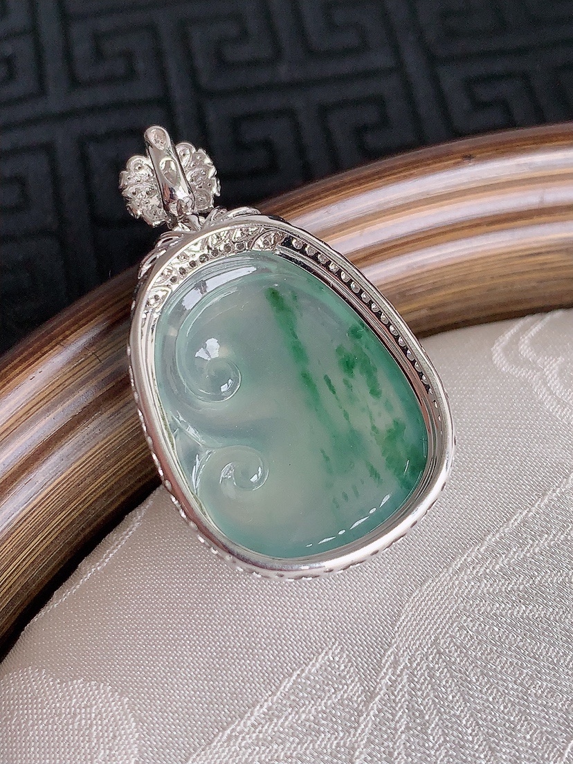 天然A货翡翠18K金伴钻镶嵌飘花如意吊坠 
尺寸35.5-20.5-9.2裸石23-17.5mm 重