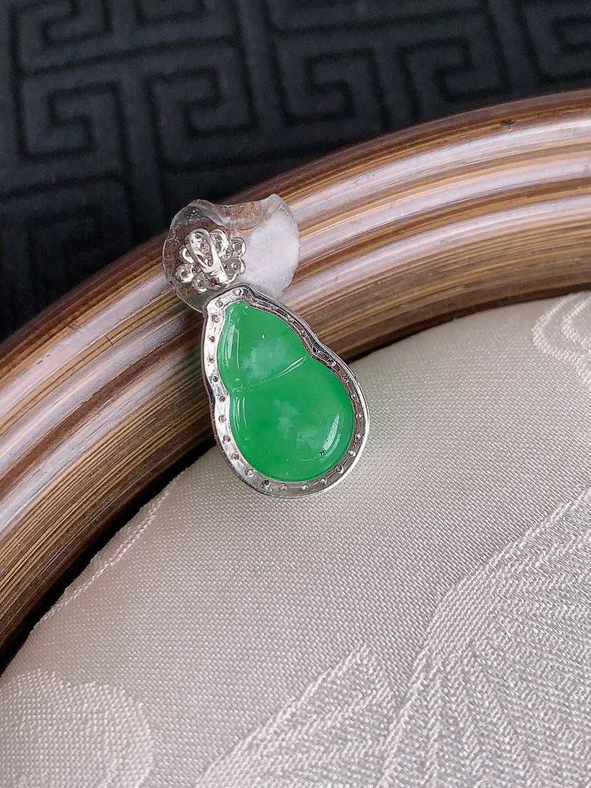 天然A货翡翠18K金伴钻镶嵌满绿葫芦吊坠  
尺寸20.2-10.2-6.3裸石13.2-8.5mm