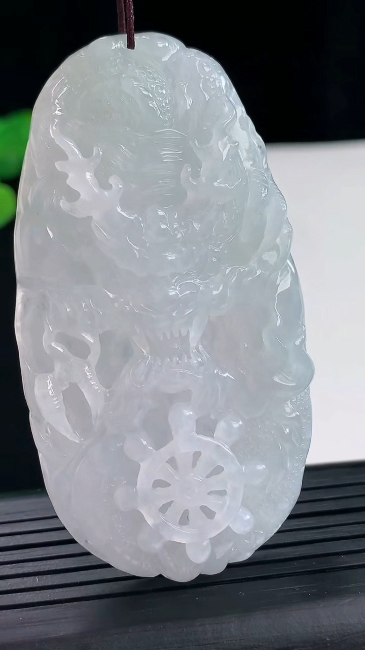 天然A货翡翠龙牌吊坠尺寸71.2-38.1-8.5重量:44.89g
4月30日
