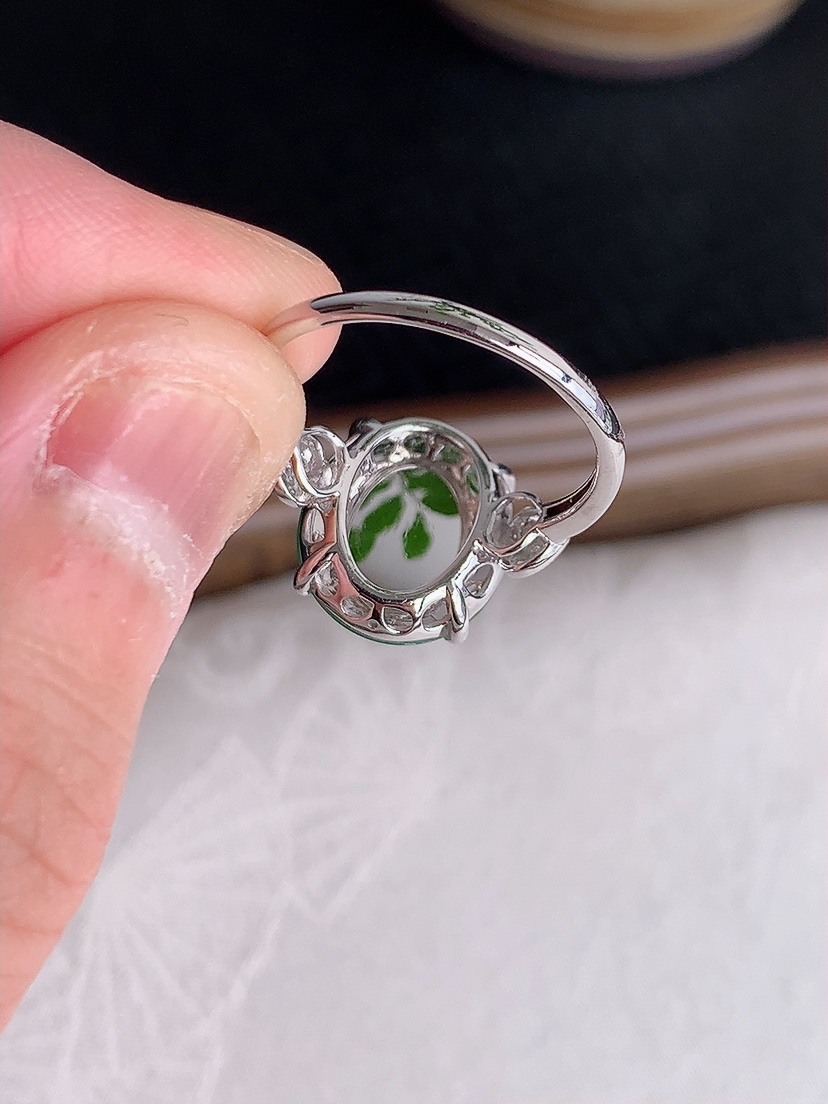 天然A货翡翠18K金伴钻镶嵌满绿蛋面戒指 圈口17裸石
尺寸13-10mm 重量2.88g 0429