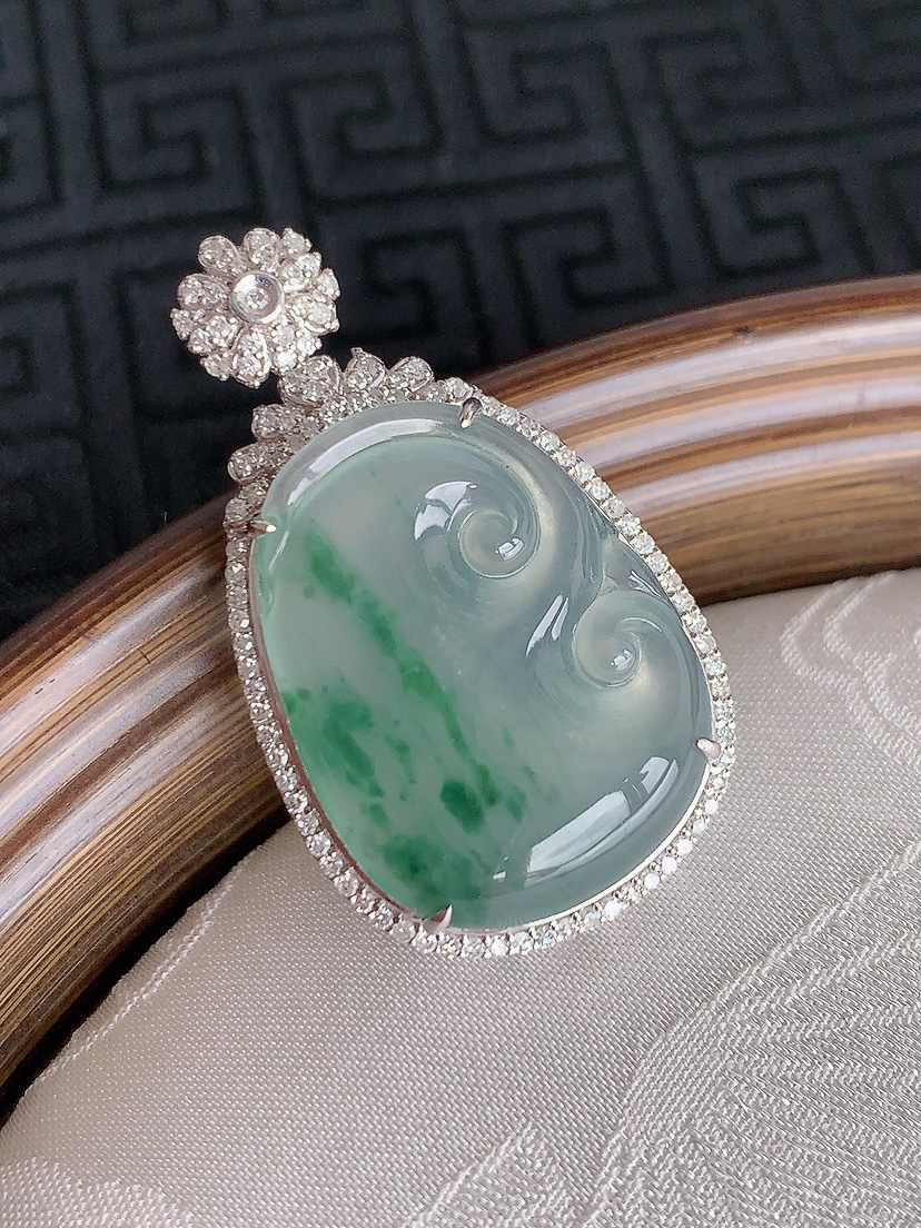 天然A货翡翠18K金伴钻镶嵌飘花如意吊坠 
尺寸35.5-20.5-9.2裸石23-17.5mm 重量6.49g 0429