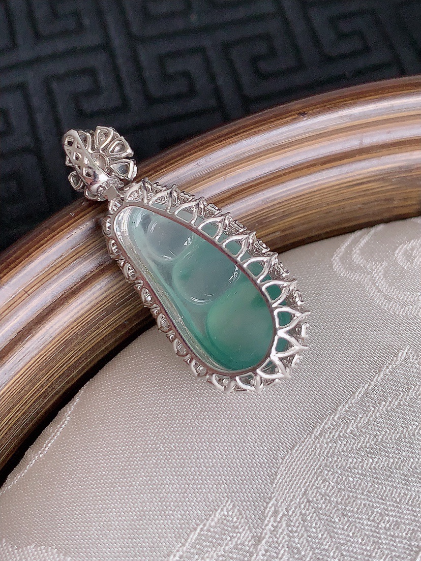 天然A货翡翠18K金伴钻镶嵌飘花四季豆福豆平安豆吊坠 
尺寸31.3-13.5-9.6裸石20.3-9.8mm 重量4.24g 0429