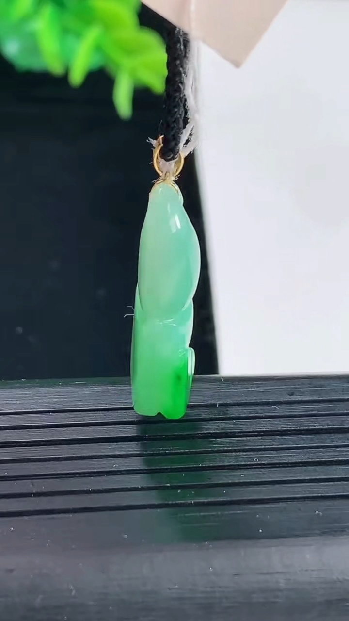 天然A货翡翠葫芦吊坠尺寸25.1-12.2-6.6重量:4.04g
4月30日