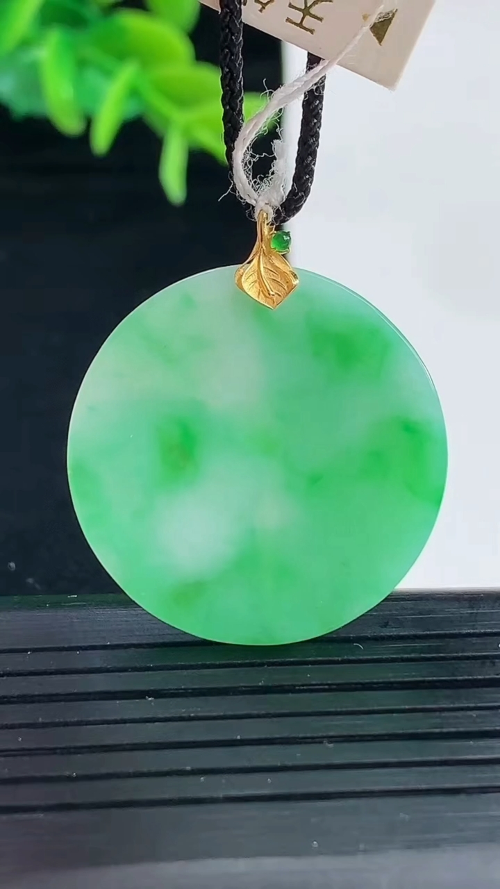 天然A货翡翠无事牌吊坠尺寸32.7-27.9-2.5重量:6.00g
4月30日