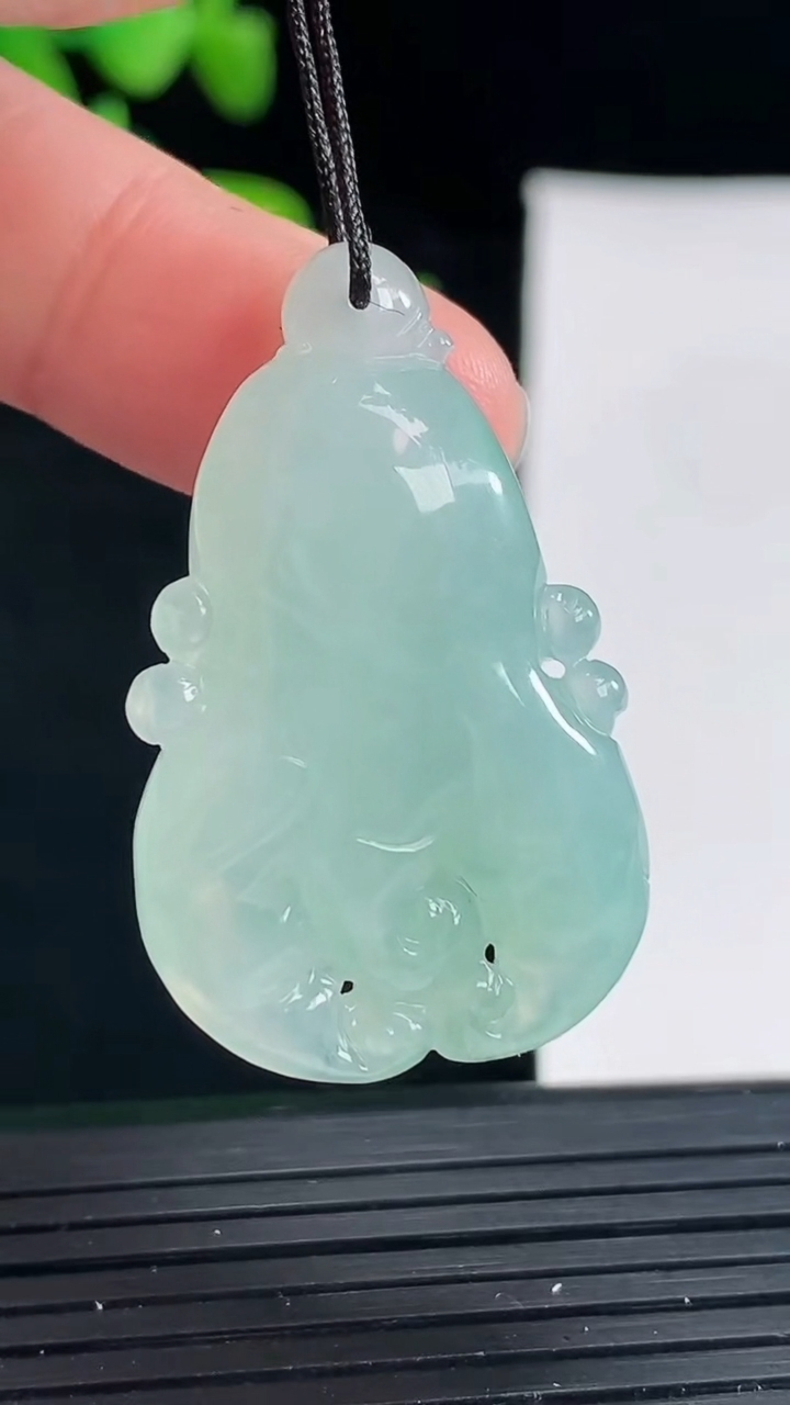 天然A货翡翠佛手瓜吊坠尺寸35.5-21.6-9.7重量:10.74g
4月30日