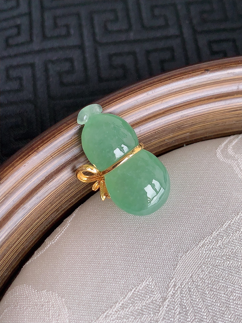 天然A货翡翠18K金镶嵌晴绿葫芦吊坠 
尺寸22.2-10.3-7.2mm 重量3.60g 0429