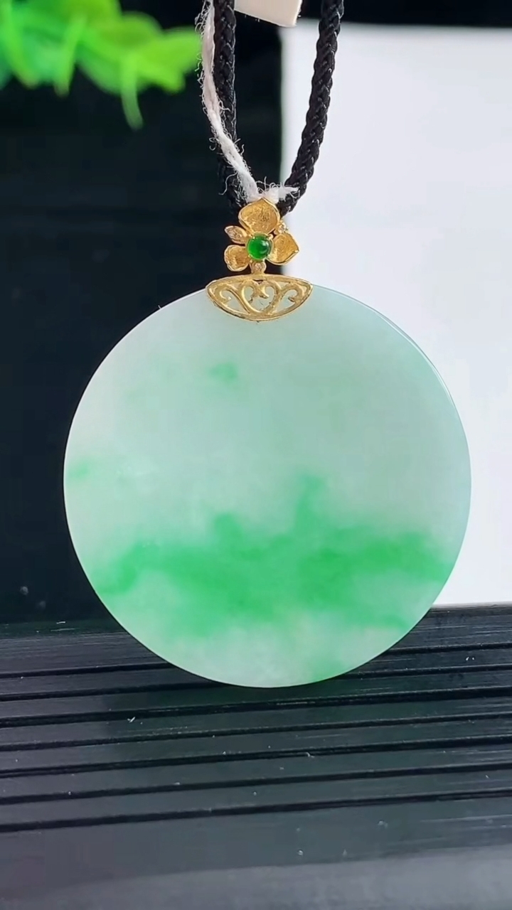 天然A货翡翠无事牌吊坠尺寸36.8-30.9-3.3重量:9.57g
4月30日