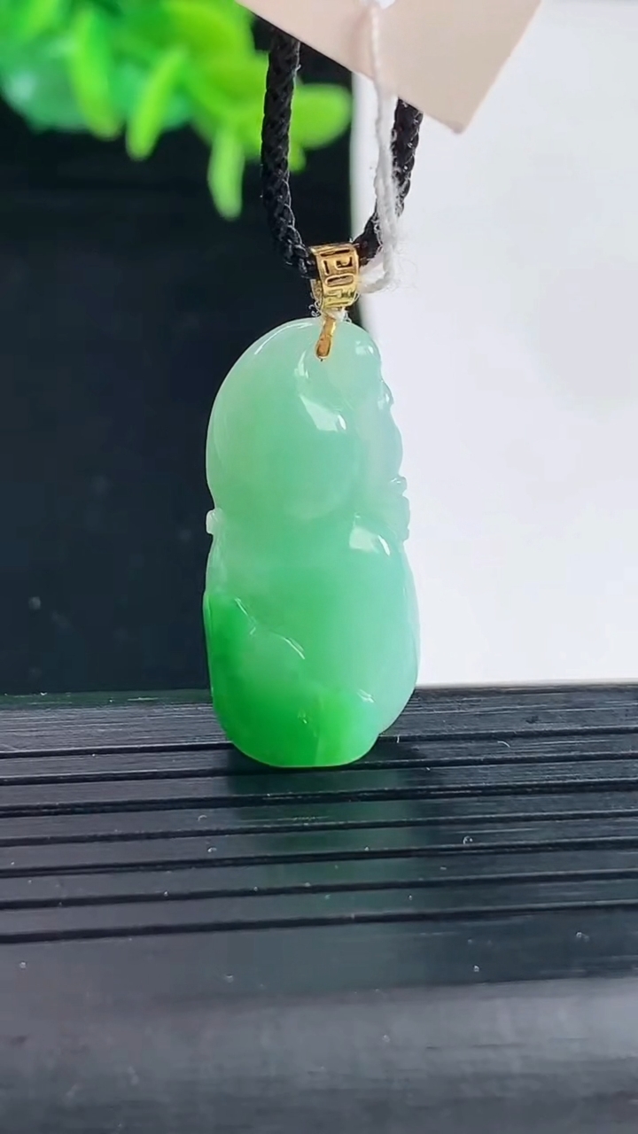 天然A货翡翠葫芦吊坠尺寸25.1-12.2-6.6重量:4.04g
4月30日